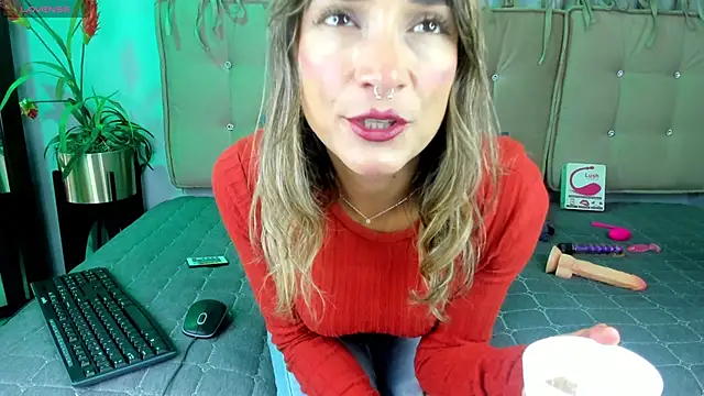 Snapshot of alma_rose_ chatting on May 2026 04:55:02 PM alma rose online show from May 2026 04:55:02 PM