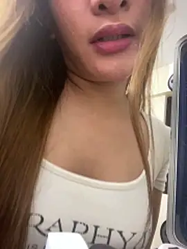 Snapshot of Louies-18 chatting on April 2026 11:10:02 PM Louies-18 online show from April 2026 11:10:02 PM