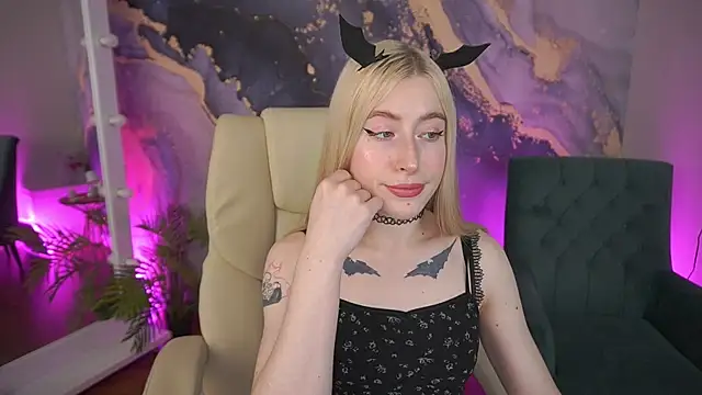Snapshot of MelaniiePlay chatting on May 2026 01:17:01 PM MelaniiePlay online show from May 2026 01:17:01 PM
