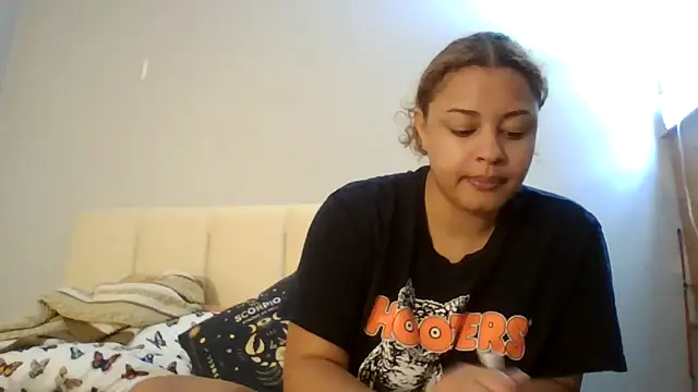 Snapshot of madzbailey chatting on June 2026 01:43:02 AM madzbailey online show from June 2026 01:43:02 AM