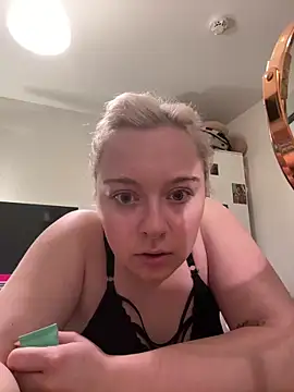 Snapshot of PiaLovee chatting on April 2026 07:11:02 PM PiaLovee online show from April 2026 07:11:02 PM