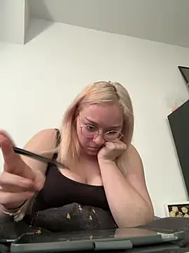 Snapshot of PiaLovee chatting on April 2026 03:24:01 PM PiaLovee online show from April 2026 03:24:01 PM