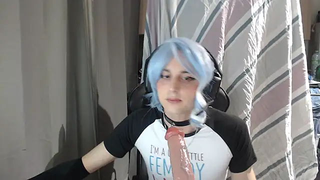 LuunaUwU online show from April 2026 09:57:02 PM