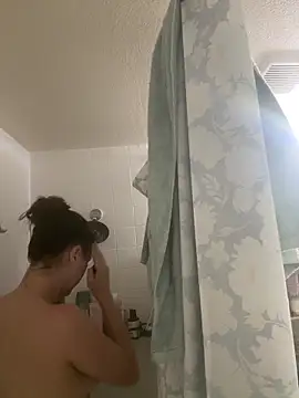 Snapshot of BratTezz chatting on April 2026 11:38:01 PM BratTezz online show from April 2026 11:38:01 PM