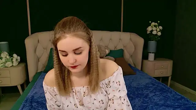 Snapshot of Molly_Voses chatting on May 2026 08:35:02 PM Molly Voses online show from May 2026 08:35:02 PM