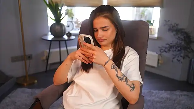 LourieLinsey online show from April 2026 12:27:02 PM