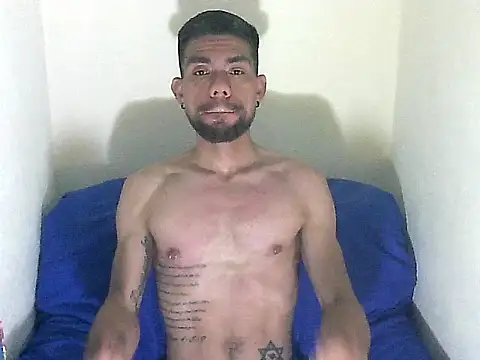 Snapshot of thomas2wood chatting on June 2026 12:13:02 AM thomas2wood online show from June 2026 12:13:02 AM