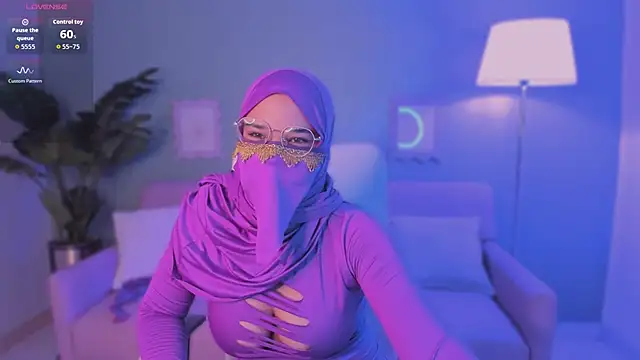 Snapshot of SamiraLuxe chatting on April 2026 11:04:02 AM SamiraLuxe online show from April 2026 11:04:02 AM