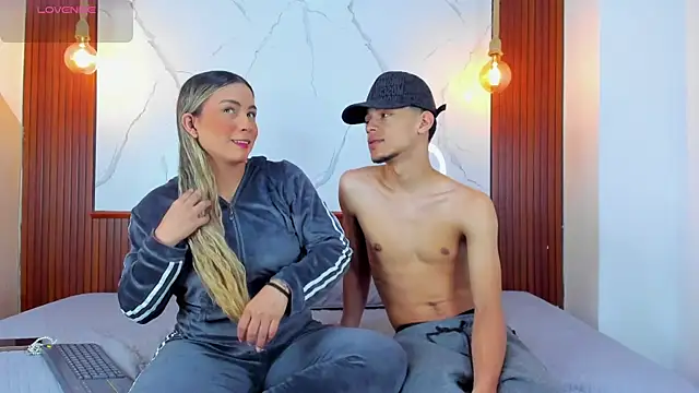 Eroticxcouple online show from April 2026 04:34:02 PM