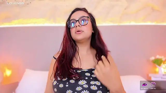 Snapshot of AlisonRoos chatting on April 2026 07:45:01 AM AlisonRoos online show from April 2026 07:45:01 AM