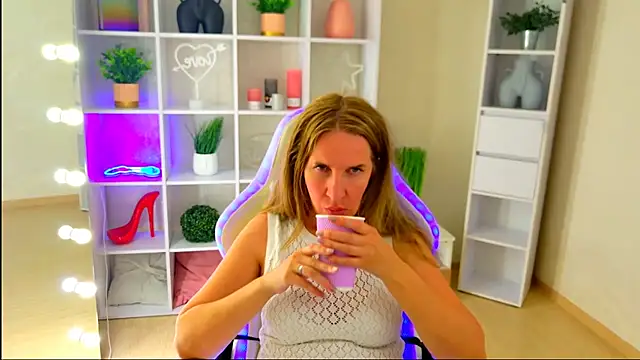 Snapshot of MollyLoll chatting on July 2026 11:01:02 AM MollyLoll online show from July 2026 11:01:02 AM