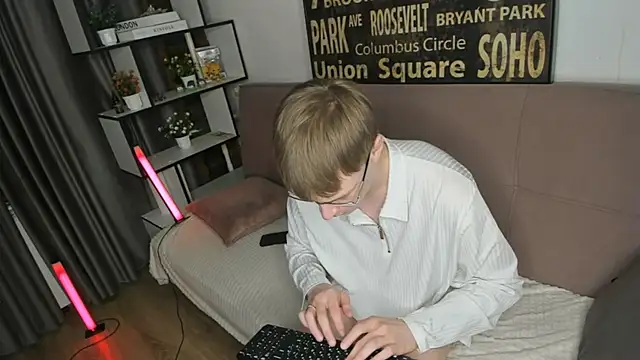 Snapshot of TwinkWhite chatting on May 2026 09:00:02 PM TwinkWhite online show from May 2026 09:00:02 PM