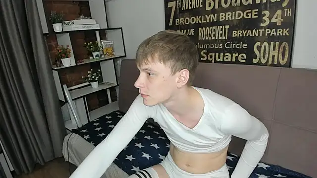 Snapshot of TwinkWhite chatting on May 2026 09:10:01 PM TwinkWhite online show from May 2026 09:10:01 PM
