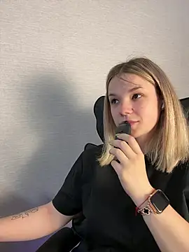 Snapshot of KimEvanss chatting on June 2026 05:57:01 AM KimEvanss online show from June 2026 05:57:01 AM