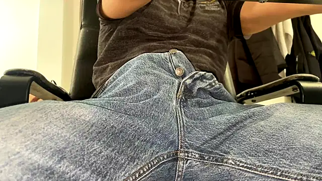 Snapshot of cumnerd00 chatting on April 2026 11:37:01 AM cumnerd00 online show from April 2026 11:37:01 AM