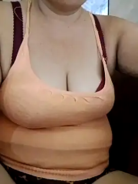 jeanyummytits online show from June 2026 12:54:01 AM