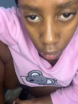 Snapshot of petite_bee chatting on July 2026 04:05:02 AM petite bee online show from July 2026 04:05:02 AM