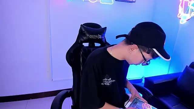 Snapshot of Adrien_silex chatting on April 2026 02:18:02 PM Adrien silex online show from April 2026 02:18:02 PM