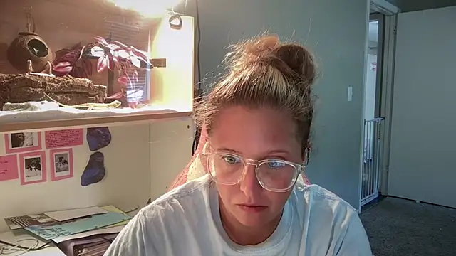 MUSCLEMOMMY1365 online show from April 2026 04:20:02 PM