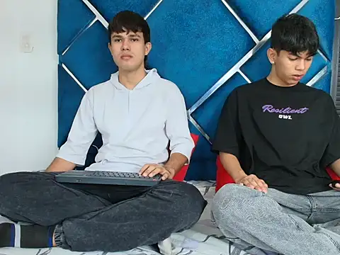 EdwinBoys online show from April 2026 01:17:01 PM