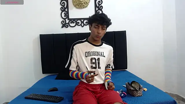 Snapshot of SinBoy_ chatting on April 2026 12:43:01 PM SinBoy online show from April 2026 12:43:01 PM