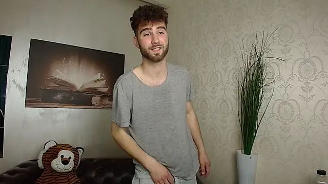 KyloEast online show from May 2026 04:42:02 AM