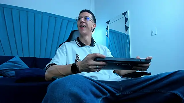 OliverThompsonJS online show from June 2026 03:37:01 AM