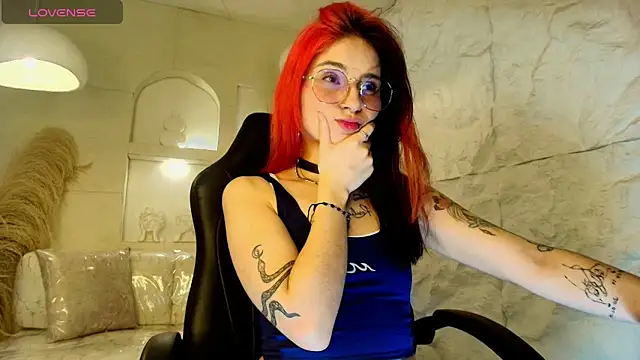 Moon Red r online show from April 2026 08:03:02 PM