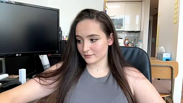 Emilly Cart online show from May 2026 02:50:01 AM
