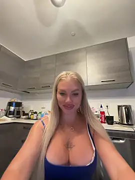 Snapshot of Karen_Luxe chatting on May 2026 03:25:01 AM Karen Luxe online show from May 2026 03:25:01 AM