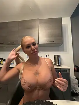 Snapshot of Karen_Luxe chatting on May 2026 11:24:01 PM Karen Luxe online show from May 2026 11:24:01 PM