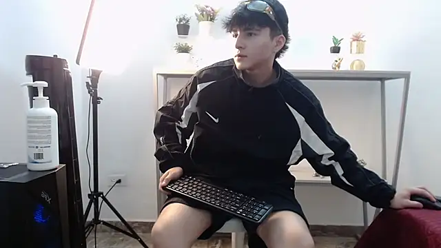 Snapshot of LunayDream chatting on May 2026 12:01:01 PM LunayDream online show from May 2026 12:01:01 PM