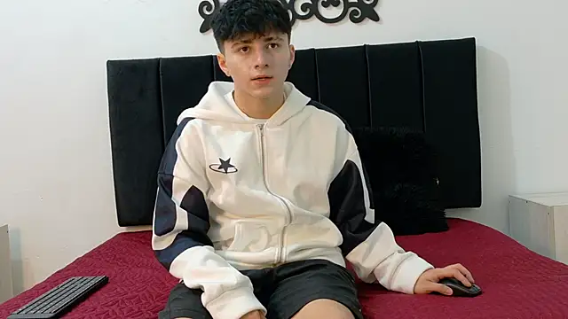 Snapshot of LunayDream chatting on May 2026 11:18:01 AM LunayDream online show from May 2026 11:18:01 AM