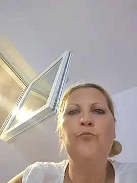 Snapshot of Divineblond chatting on June 2026 08:30:02 PM Divineblond online show from June 2026 08:30:02 PM