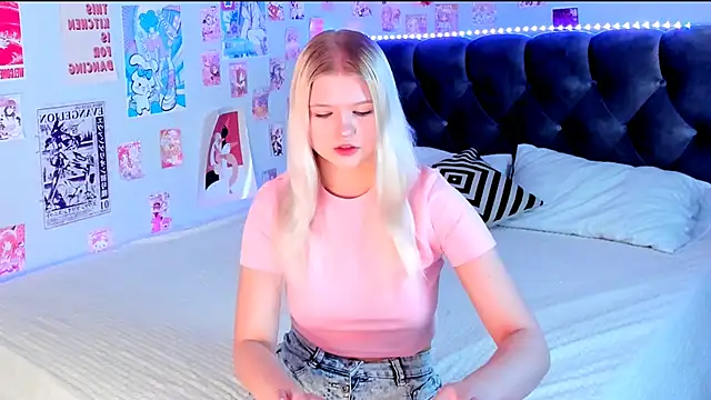 LunariaFox online show from April 2026 02:26:01 PM