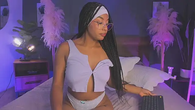 Snapshot of Lynncute chatting on June 2026 04:12:01 AM Lynncute online show from June 2026 04:12:01 AM