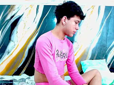 LAYAN FEMBOY online show from May 2026 05:43:02 PM