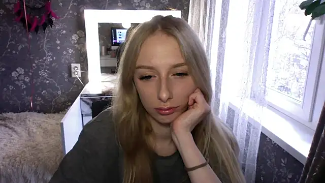 Snapshot of AliceTwinkle chatting on April 2026 11:47:02 AM AliceTwinkle online show from April 2026 11:47:02 AM