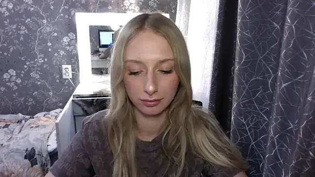 Snapshot of AliceTwinkle chatting on May 2026 04:15:02 PM AliceTwinkle online show from May 2026 04:15:02 PM