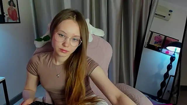 Snapshot of FloraLarsson chatting on May 2026 03:50:02 PM FloraLarsson online show from May 2026 03:50:02 PM
