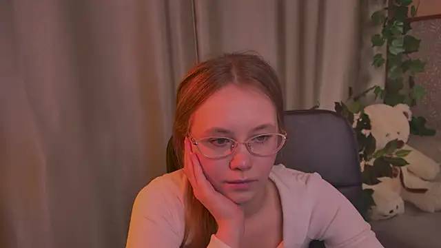 Snapshot of FloraLarsson chatting on June 2026 06:52:02 AM FloraLarsson online show from June 2026 06:52:02 AM