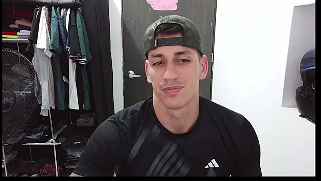 Snapshot of RaulRico chatting on May 2026 11:32:02 PM RaulRico online show from May 2026 11:32:02 PM