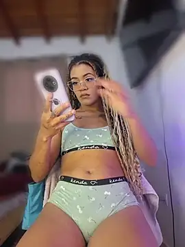 Alondra1810 online show from May 2026 05:52:02 PM