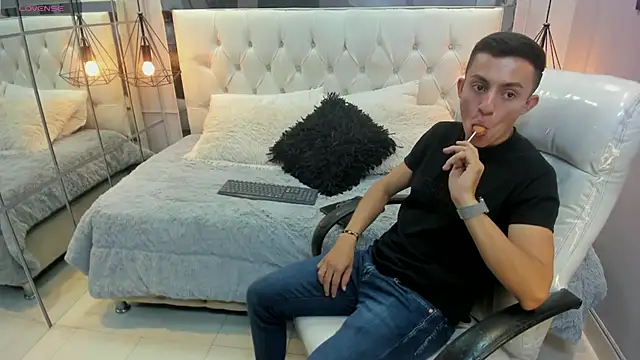 oliver chaze  online show from May 2026 10:15:01 PM