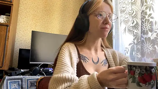 AliceGates online show from May 2026 07:04:02 AM