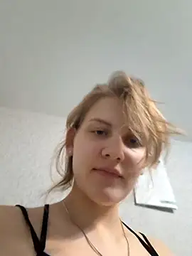 mooniekiss online show from May 2026 07:22:02 PM