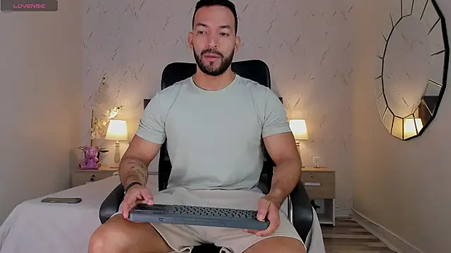 Snapshot of mike-collinss chatting on May 2026 01:15:02 PM mike-collinss online show from May 2026 01:15:02 PM