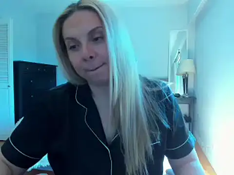 Laviora online show from May 2026 11:02:01 PM
