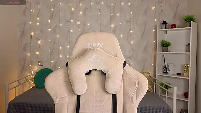 Snapshot of Kira__Fluffy chatting on June 2026 12:02:04 AM Kira Fluffy online show from June 2026 12:02:04 AM