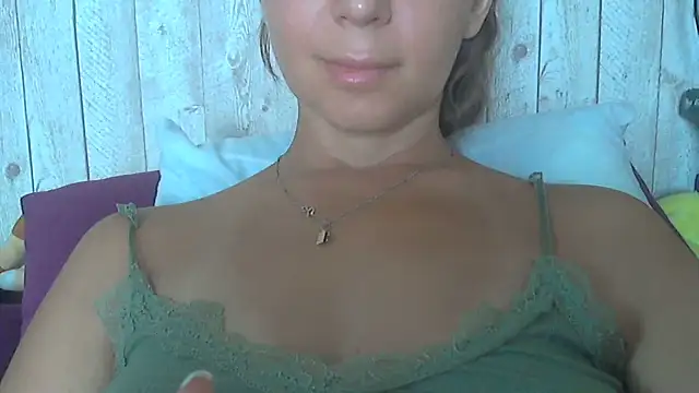 Snapshot of Bella--White chatting on July 2026 06:20:02 AM Bella--White online show from July 2026 06:20:02 AM